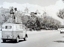 Josep Planas i Montanyà fotografia damunt d'una furgoneta. Passeig Martítim de Palma. 1960.