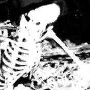 Un cos nu aferrat a la taula de marbre